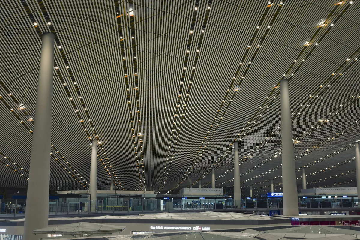 Techo de terminal con líneas de iluminación empotrada