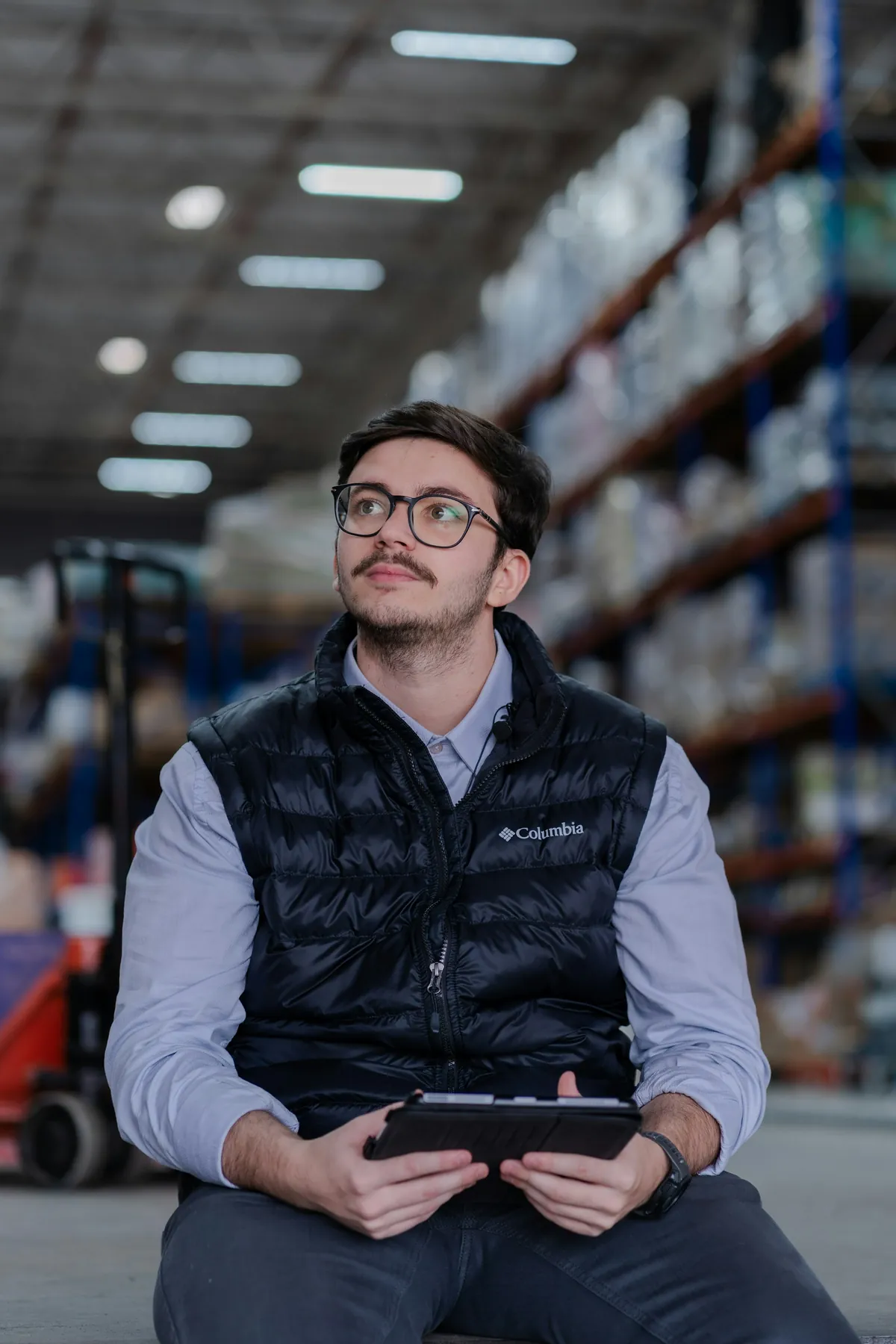 Colaborador revisando inventario con tableta en el almacén